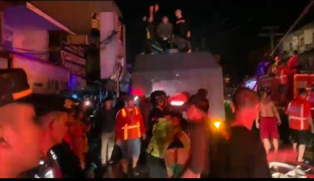 Polres Melawi Evakuasi dan Tangani Kebakaran Besar Ruko di Nanga Pinoh