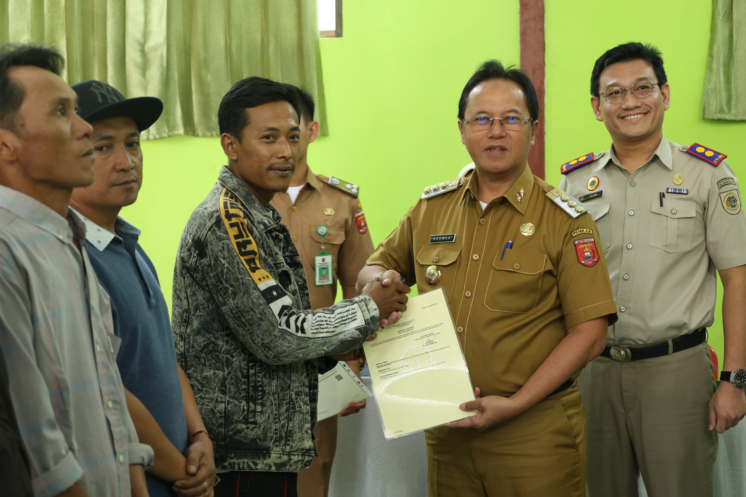 Penyerahan 211 Sertifikat Program PTSL oleh Pj. Bupati Lampung Barat