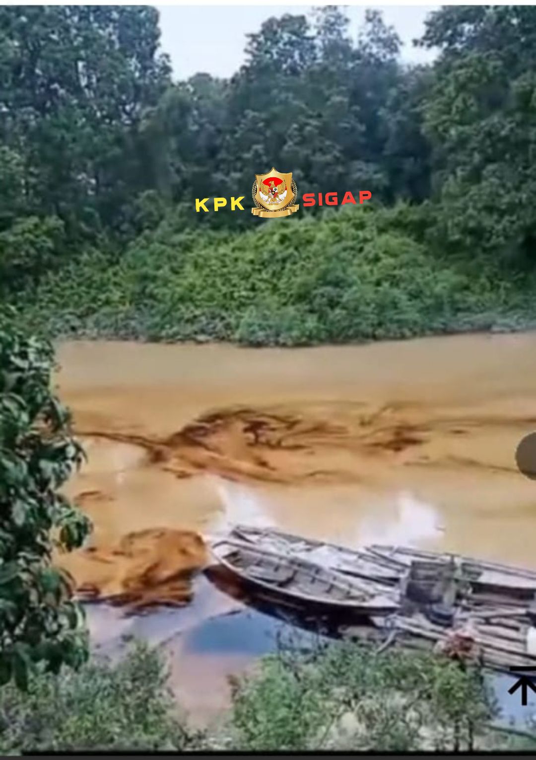 Salah satu sungai di kecamatan Batang hari leko tercemar oleh di duga minyak dari kegiatan ilegal drilling