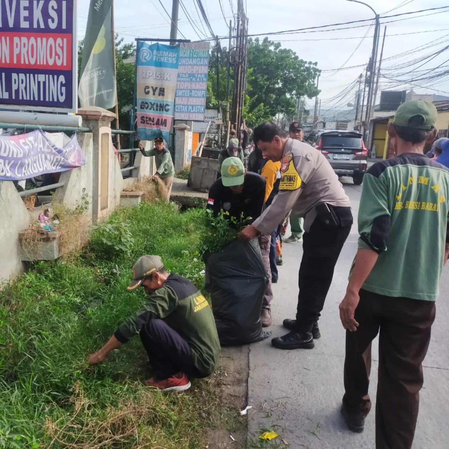 Giat Sabtu Bersih Bhabinkamtibmas Jakasampurna Polsek Bekasi Barat