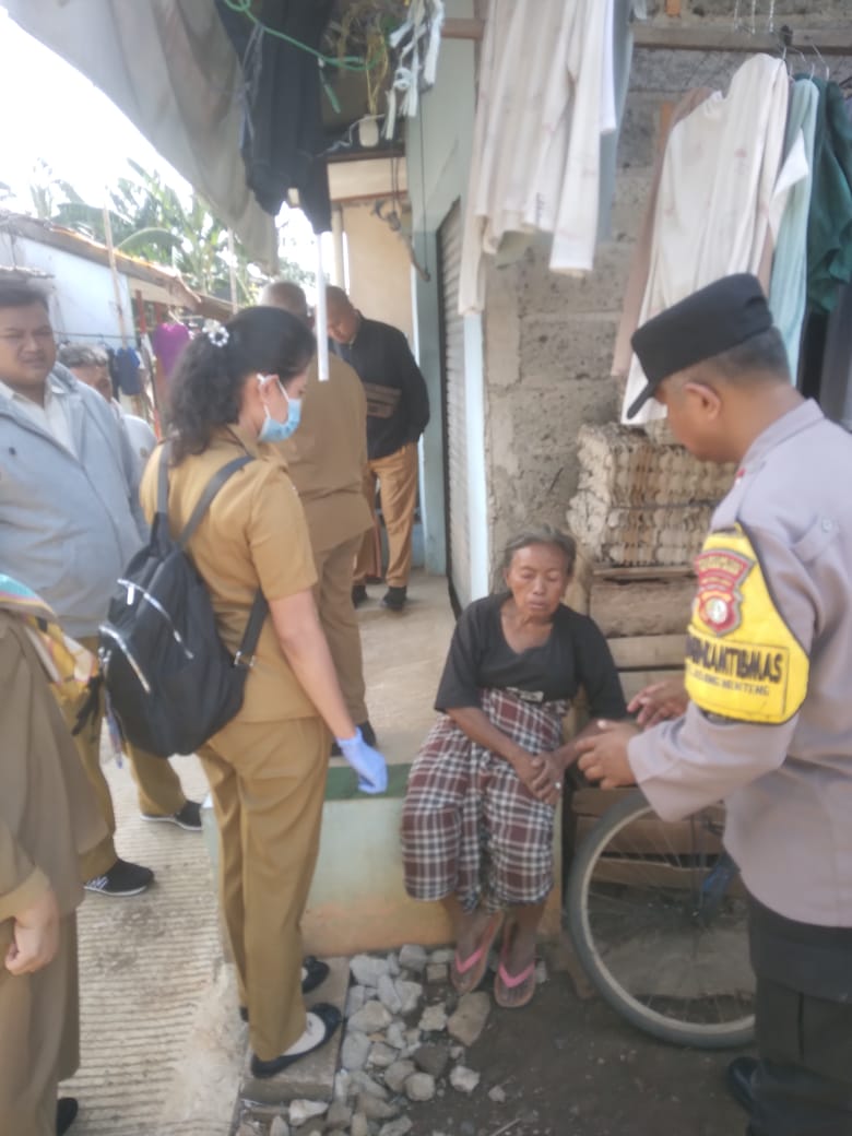 BHABINKAMTIBMAS KELURAHAN BOJONG MENTENG EVAKUASI ODGJ UNTUK DAPATKAN PERAWATAN