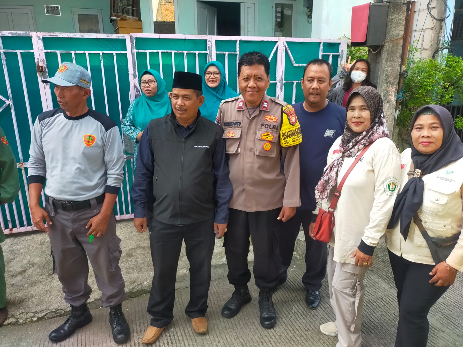 Jumat Barokah Bhabinkamtibmas Jakasampurna Polsek Bekasi Barat  Bersama Muspika Bekasi Barat Peduli Lansia