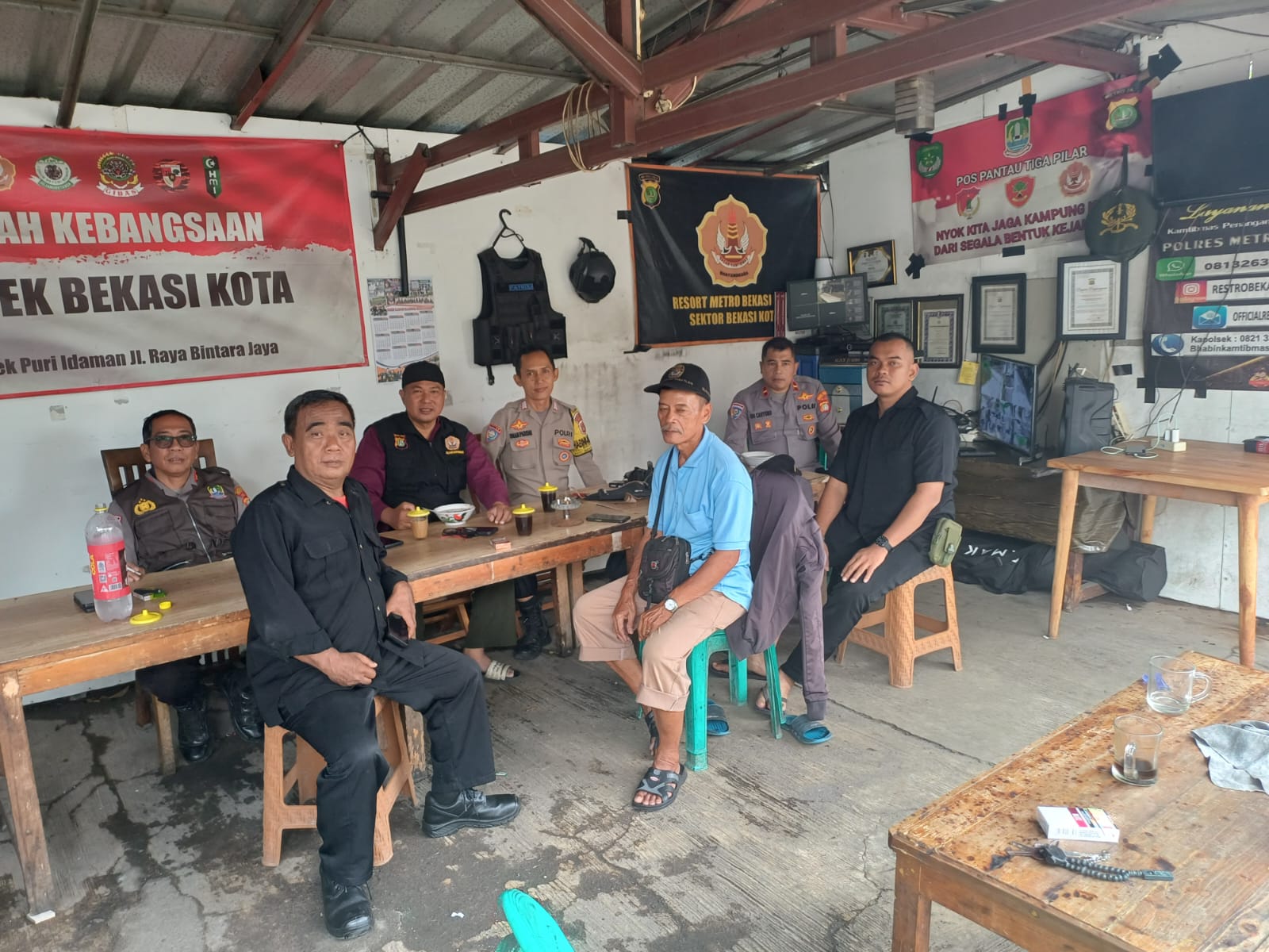 Kanit Binmas Polsek Bekasi Barat Pantau Genangan Air, Antisipasi Potensi Banjir Di Bintara Jaya