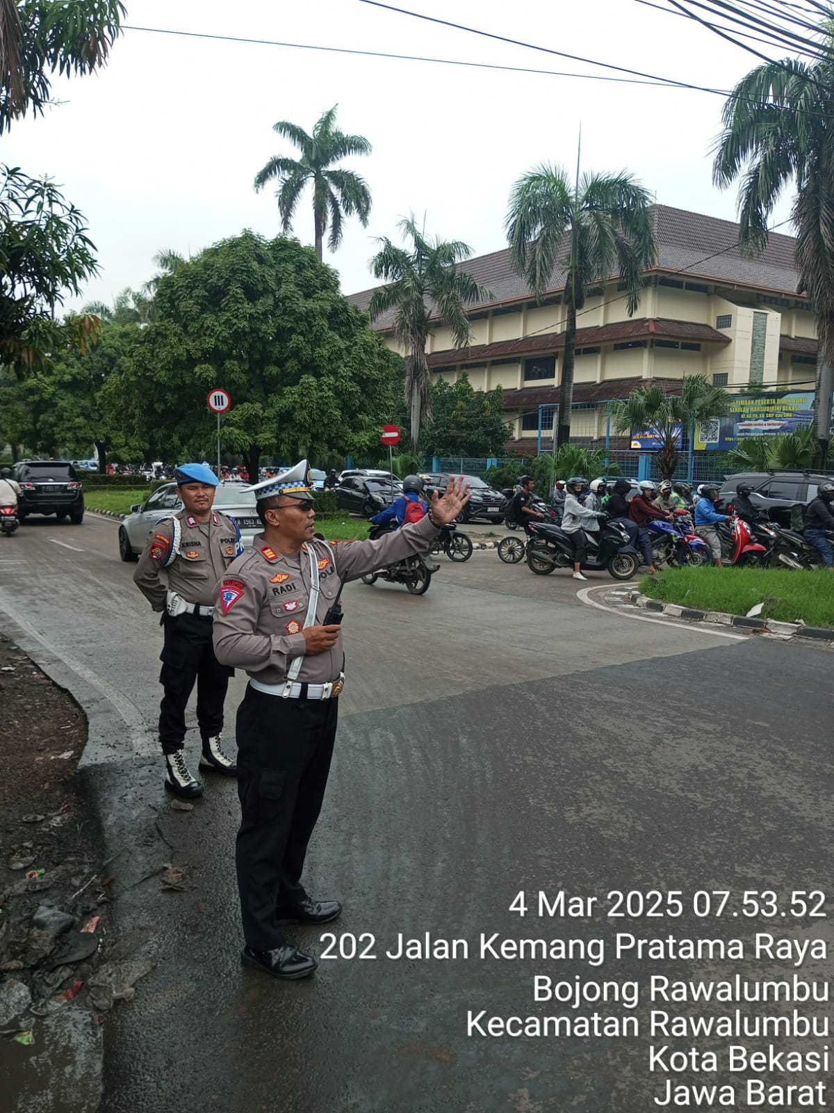 Polsek Rawa Lumbu Lakukan Rekayasa Lalu Lintas Imbas Banjir Di Kemang Pratama Raya
