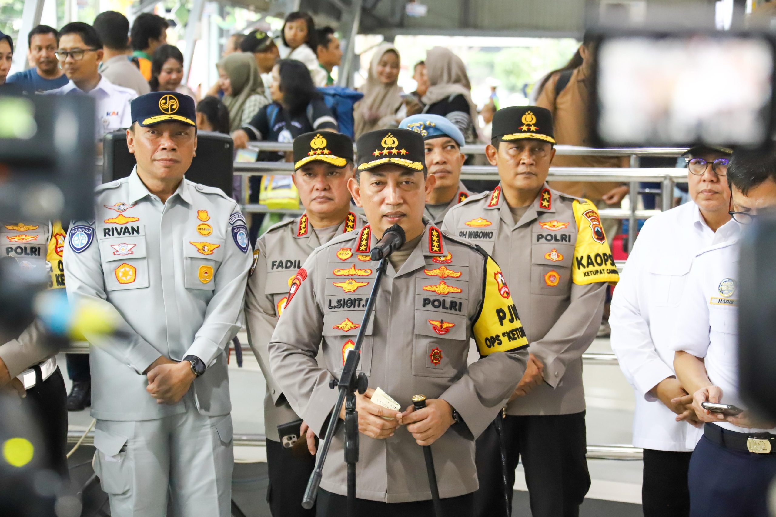 Kapolri Cek Langsung Pelayanan Arus Balik di Stasiun Tawang, Dorong Pemudik Gunakan Kereta Api