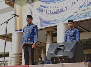 Pemkab Soppeng Peringati Hardiknas 2025,Wakil Bupati Soppeng Serahkan Penghargaan Sekolah dan Siswa Berprestasi