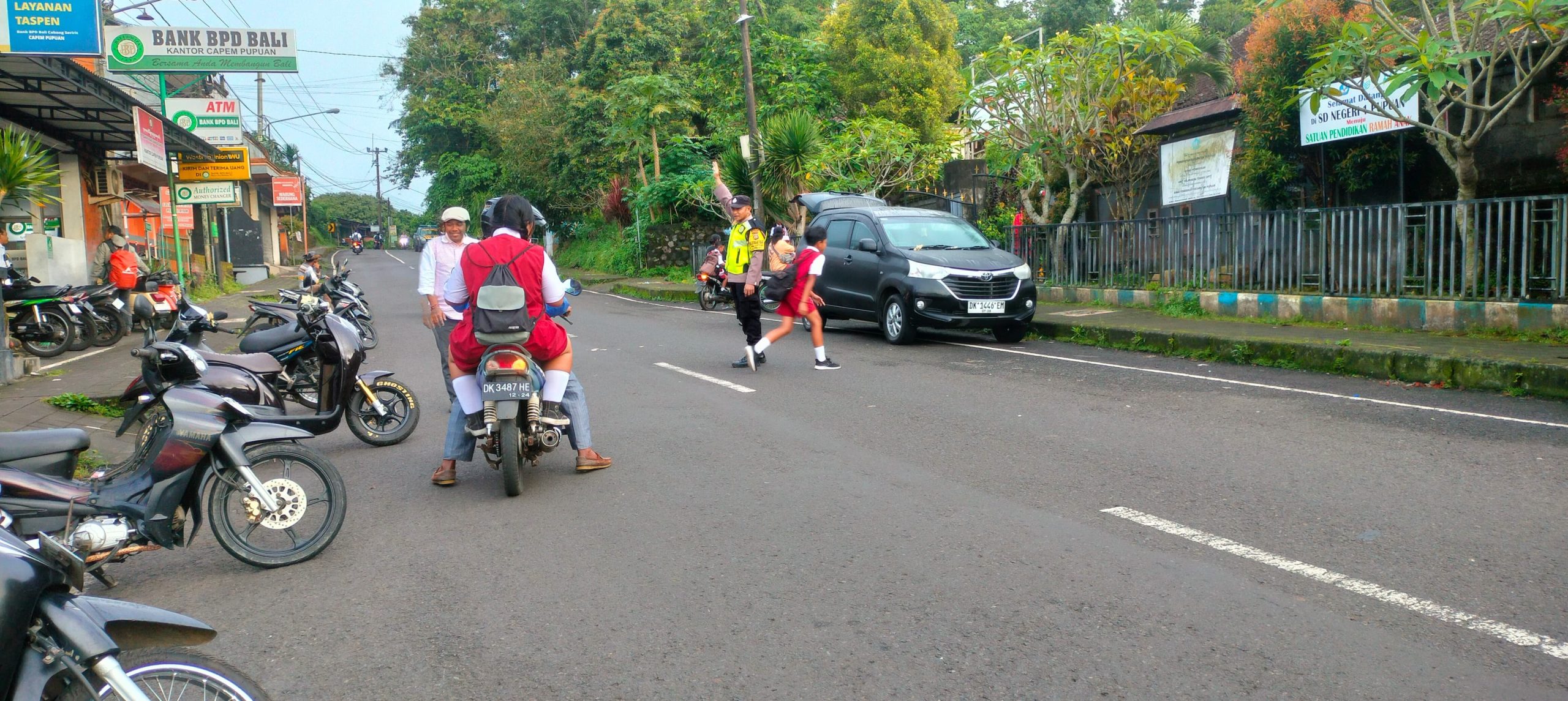 Wujud kepedulian terhadap keselamatan Masyarakat, Polsek Pupuan laksanakan giat Strong Point Pagi*