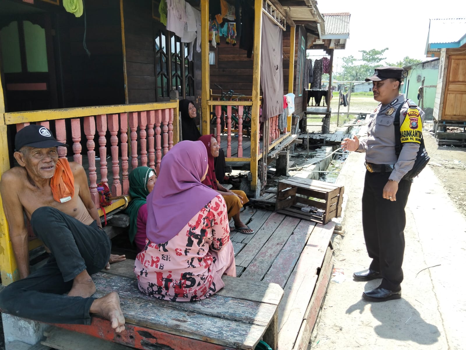 Bhabinkamtibmas Desa Perlis Ajak Nelayan Jaga Laut dan Lingkungan Sosial