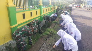 Personel Koramil 02/Marioriawa dan Siswa MAN 2 Soppeng Gelar Karya Bakti Pembersihan Saluran Air di Kelurahan Manorang Salo