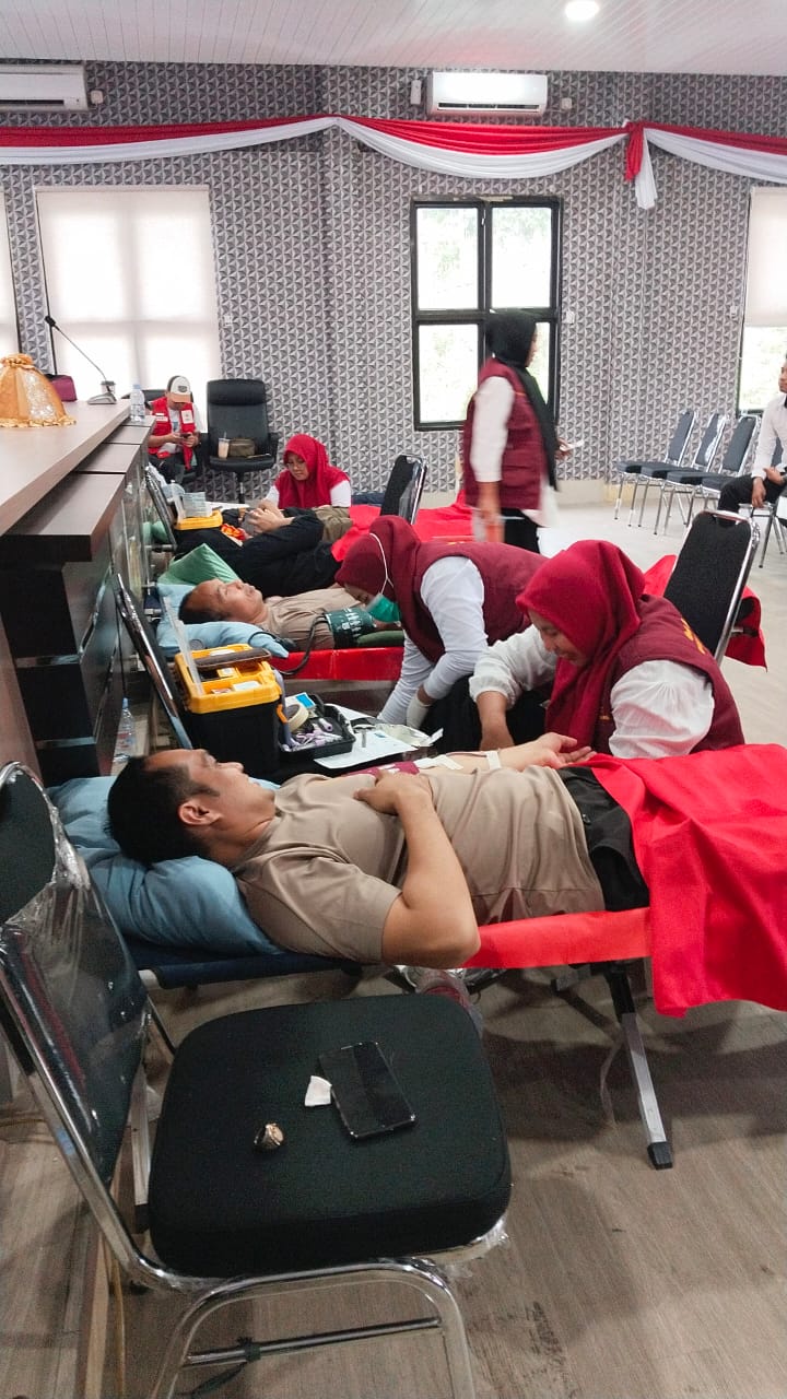 Bakti Kesehatan Donor Darah Warnai Peringatan Hari Bhayangkara ke-79 di Polres Soppeng*