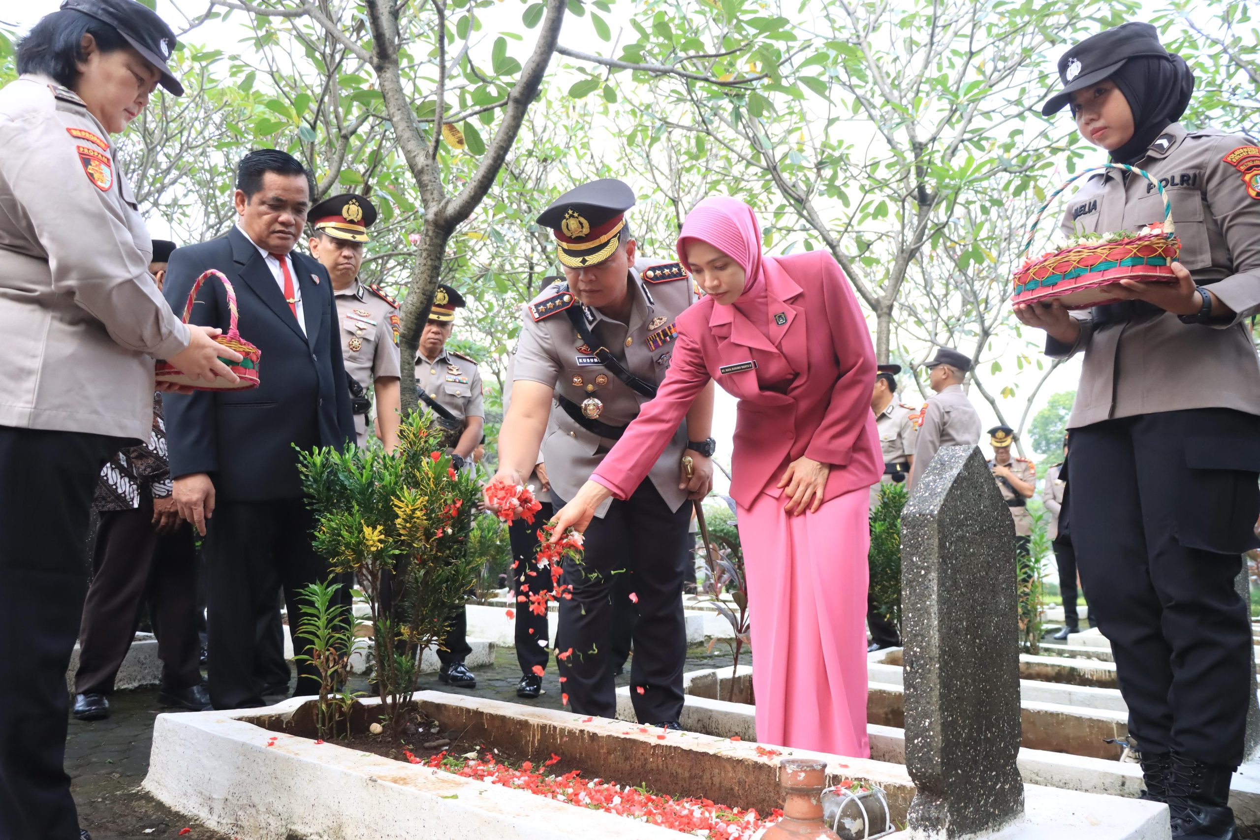 Sambut HUT ke-79 Bhayangkara, Polres Metro Bekasi Kota Gelar Upacara Ziarah Dan Tabur Bunga di TMP Bulak Kapal