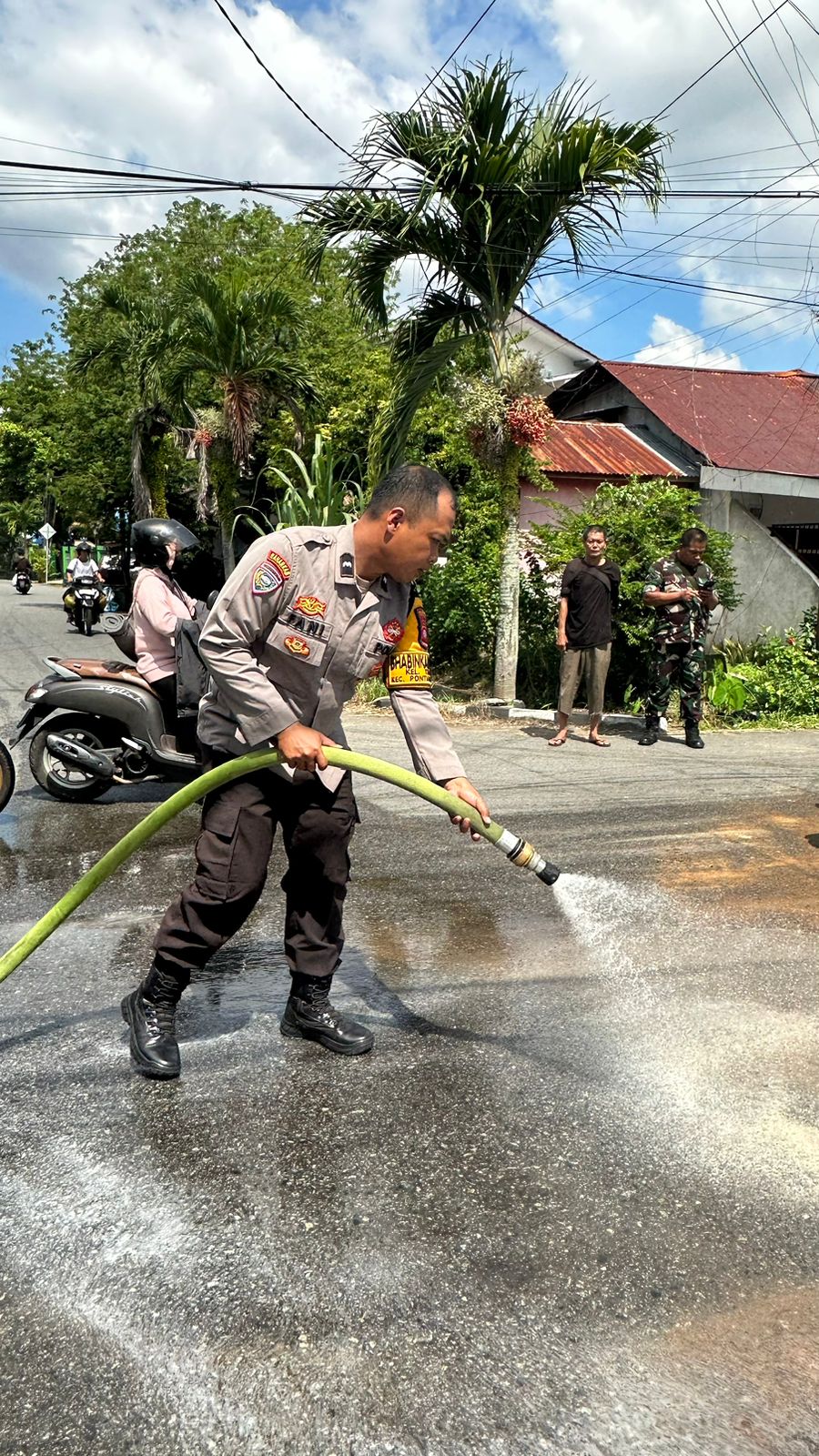 Solar Tumpah di Jalan Cendrawasih Aksi Sigap Polisi Cegah Petaka di Pontianak Kota