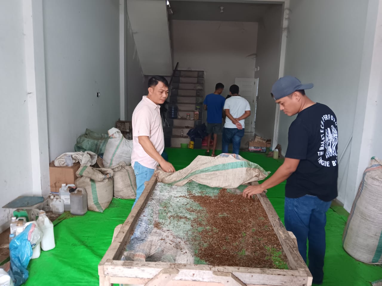 Keren, Polres Soppeng Gerebek Rumah Produksi Rokok Ilegal, Ratusan Bungkus Diamankan