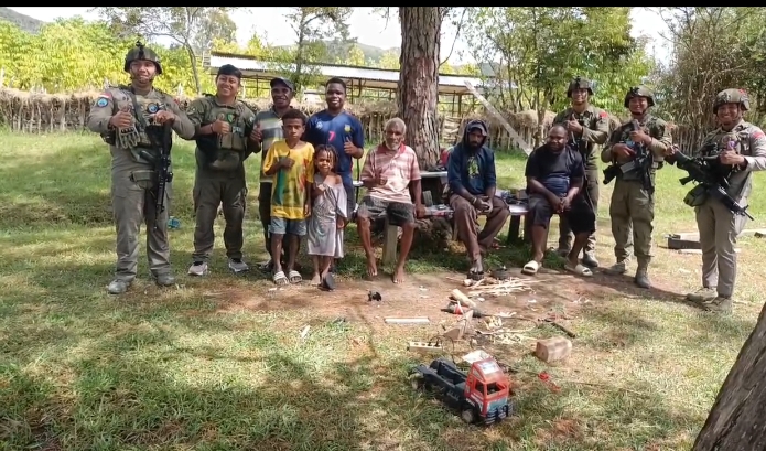 Satgas Ops Damai Cartenz Gelar Patroli Dan Pelayanan Kesehatan Di Distrik Siepkosi