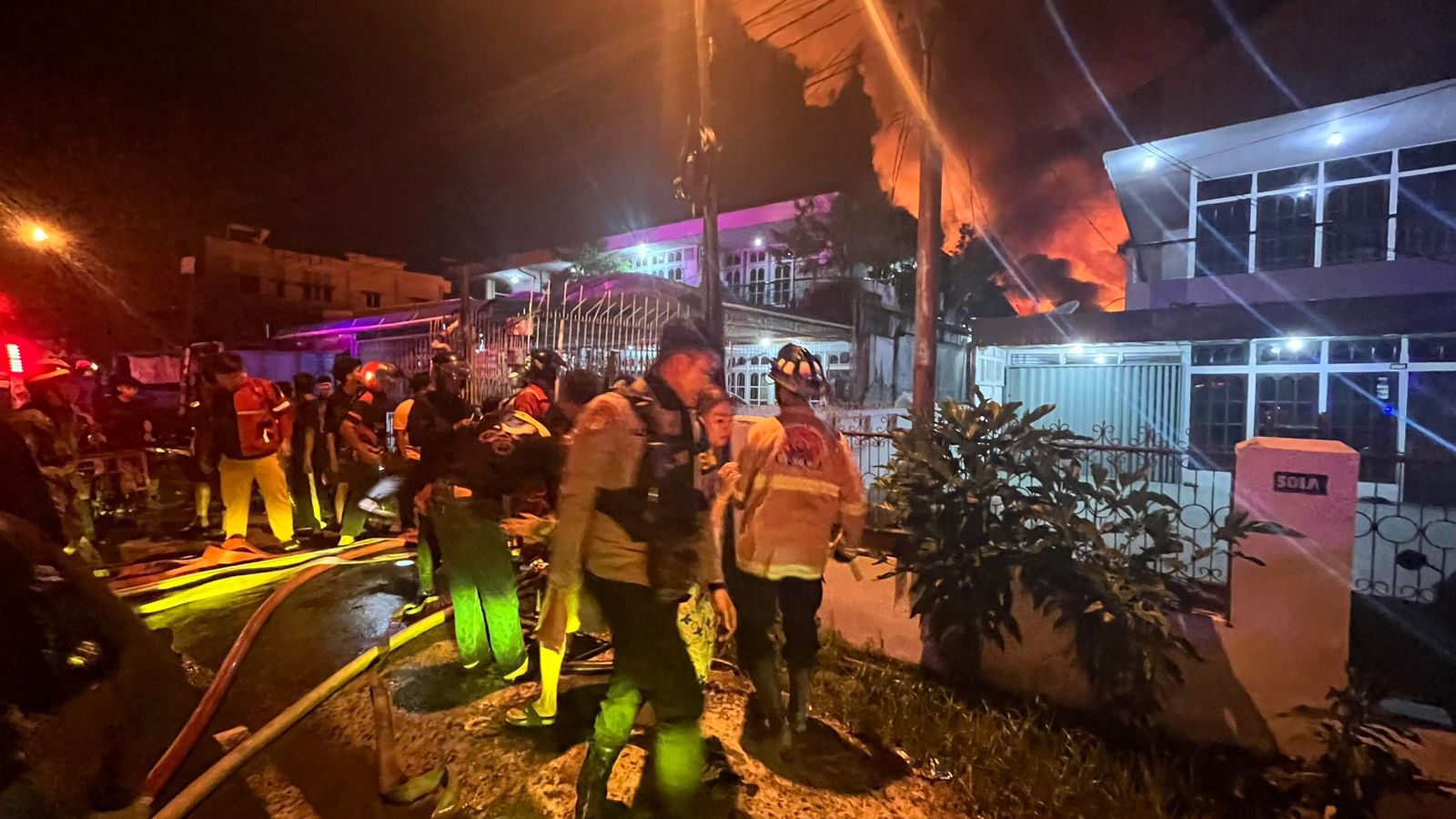 Siaga 24 Jam Patroli Enggang Amankan Lokasi Kebakaran Hebat di Pontianak Kota