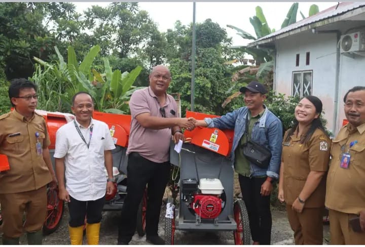 Bupati Nias Utara Amizaro Waruwu Bersama Kadis Pertanian Berikan Bantuan 6 Unit Perontok Padi
