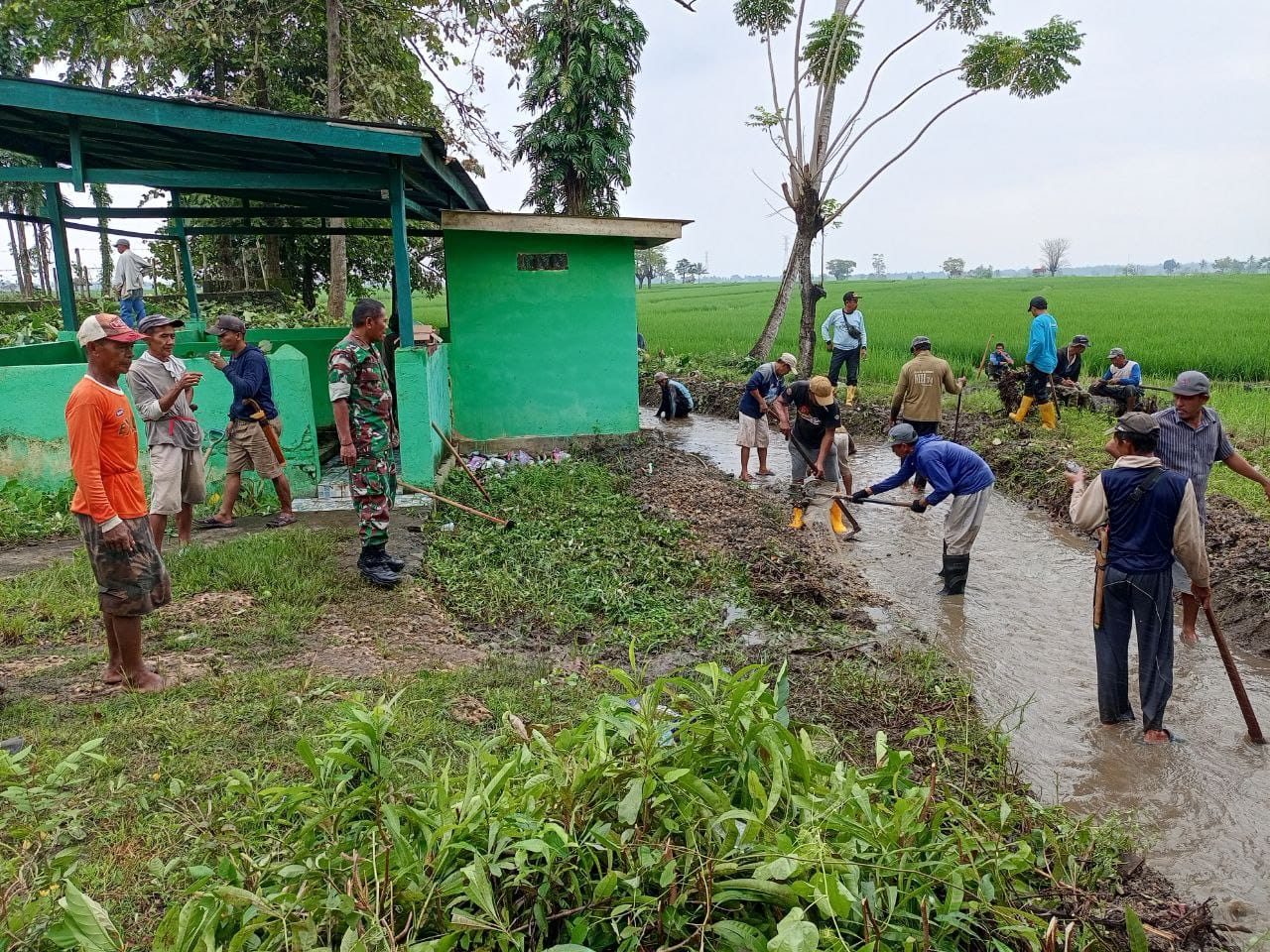 Jumat Bersih Koramil 04 / Liliriaja Kodim 1423/ Soppeng, Gelar Karya Bakti, Ciptakan Lingkungan Yang Bersih Dan Sehat