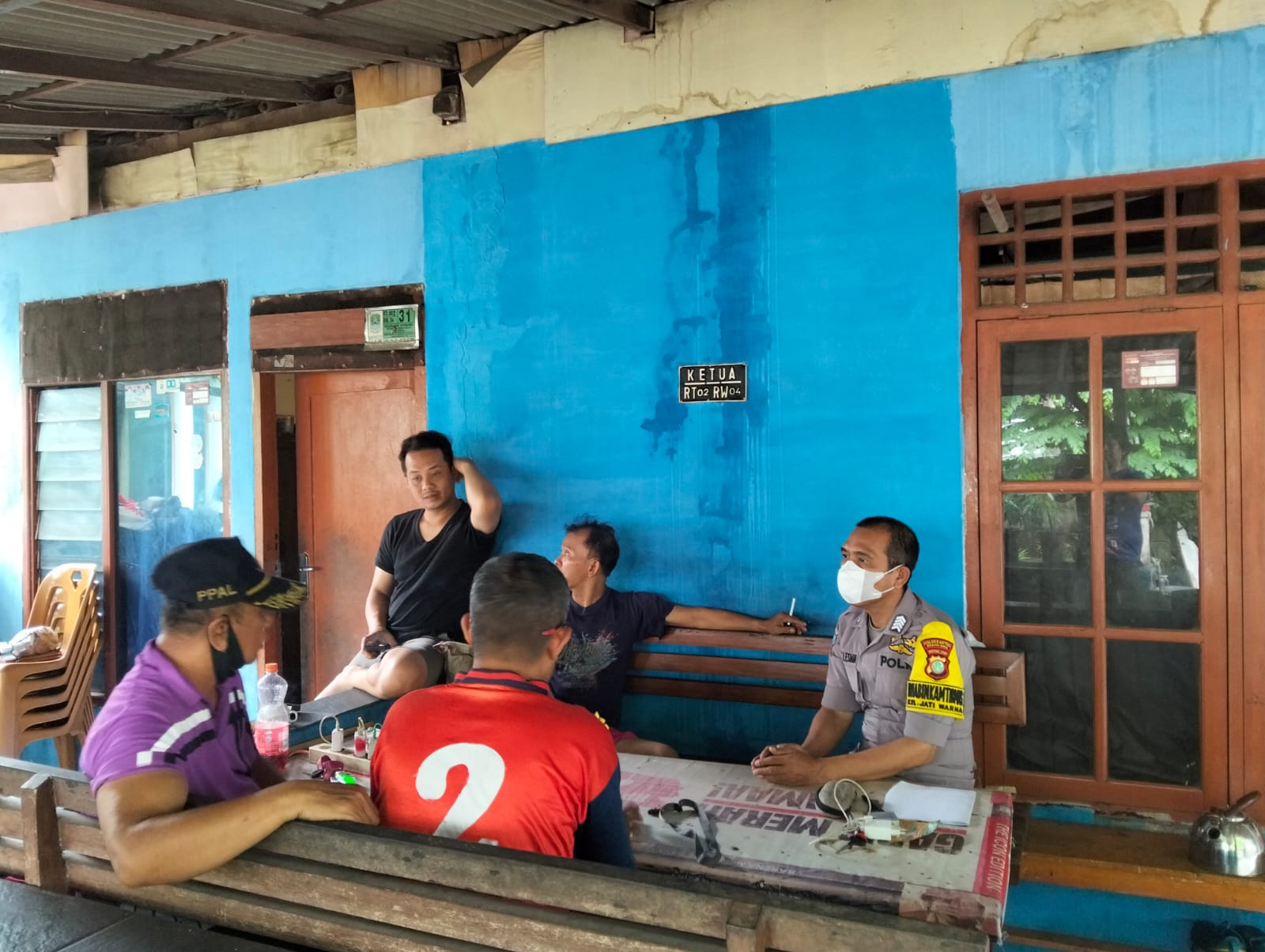 Bhabinkamtibmas Jatiwarna Sambangi Pos Keamanan Perumahan Pondok Cemara, Imbau Tingkatkan Kewaspadaan