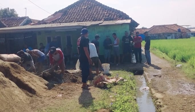 Bermodalkan Hasil Swadaya Murni Kas Warga Babakan Sinar RT 103 RW 29b Kerja Bakti Bisa Bikin jalan Baru.