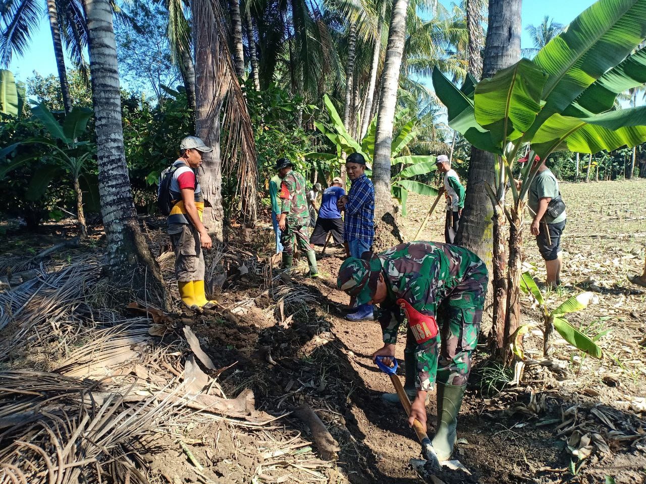 KORAMIL 1423-03/LILIRILAU GELAR KARYA BAKTI BERSAMA MASYARAKAT BERSIHKAN SALURAN IRIGASI