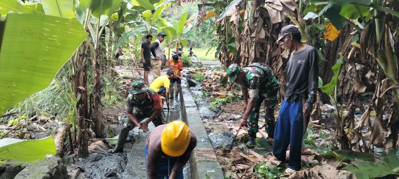 TNI  Kodim 1423 / Soppeng  Personil Koramil – 04 Liliriaja Kabupaten Soppeng Menggelar  Karya bakti Aksi Cepat  Pembersihan Saluran Air