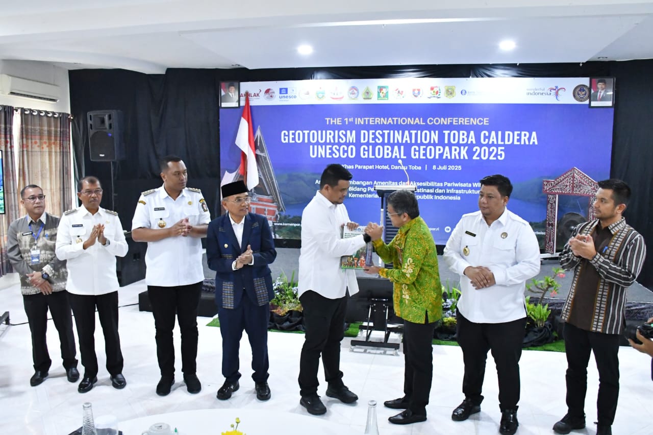 BUPATI SAMOSIR APRESIASI PERAN GUBSU  DALAM PEROLEHAN GREEN CARD GEOPARK  KALDERA TOBA