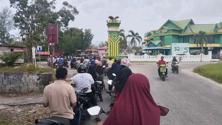Kelangkaan BBM di Kecamatan Singkil semakin menjadi-jadi, Penjual membanderol Rp 20 ribu per botol