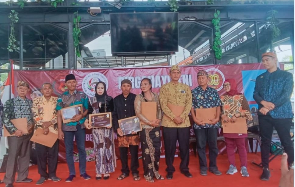 MATRA Jatim Berikan Apresiasi Piagam Penghargaan Kepada Juru Pelihara Situs dan Makam dalam Rangka HUT TNI ke-80