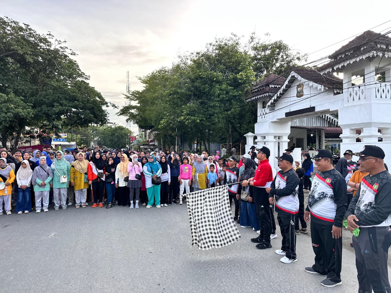 Sambut Hut PGRI Ke 80 dan Hari Guru Nasional Tahun 2025, Wakil Wali Kota Ikuti Jalan Santai Bersama Ribuan Keluarga Besar Guru Se Kota Tanjungbalai