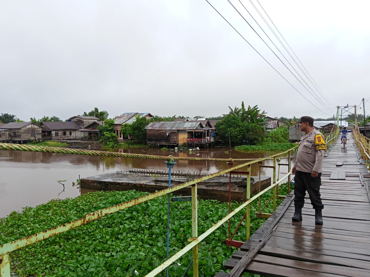 Siaga Banjir di Tengah Curah Hujan Tinggi Bhabinkamtibmas Pastikan Sungai Semula Jadi Aman