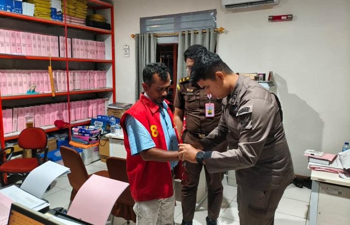 KEJAKSAAN NEGERI TOBA MENETAPKAN DAN MENAHAN TERSANGKA DALAM PERKARA TINDAK PIDANA KORUPSI DANA DESA MERANTI BARAT, KECAMATAN SILAEN,