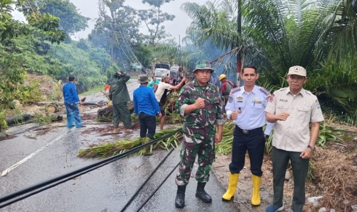 Dishub BPBD di bantu TNI Polri Bersih kan Jalan Akibat Longsor