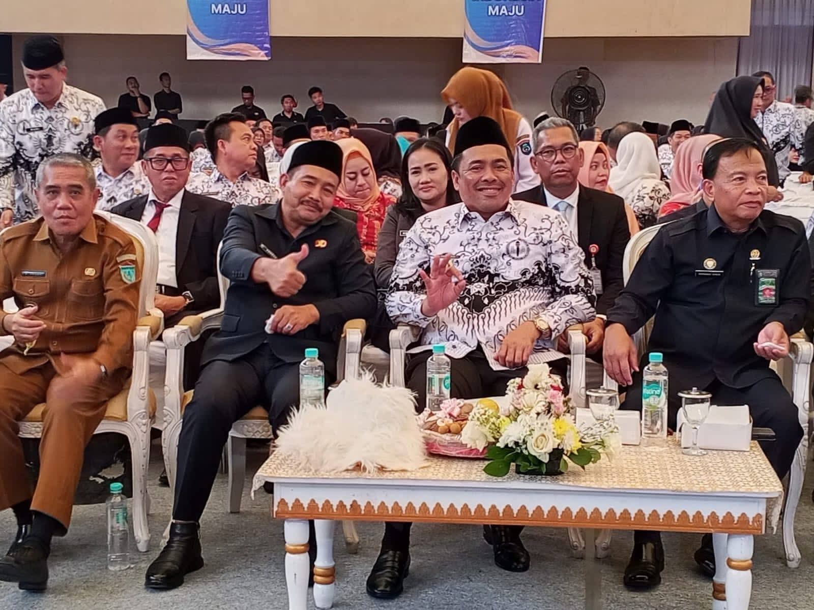 Bupati Oku Selatan Hadiri Puncak HUT Ke 80 PGRI Dan Peringatan Hari Guru Nasional 2025 Di Kabupaten OKI
