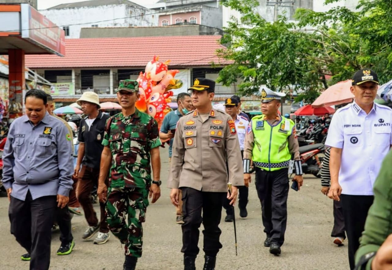 Kapolres Bangka Bersama Forkopimda Monitoring Stok dan Harga Sembako Jelang Natal dan Tahun Baru