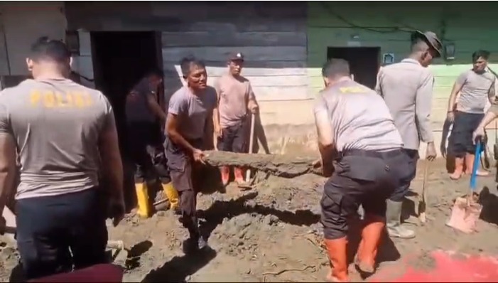 Polres Gayo Lues Dan Brimob Polda Aceh Bersihkan Lumpur Dan Material Kayu Pascabanjir Bandang