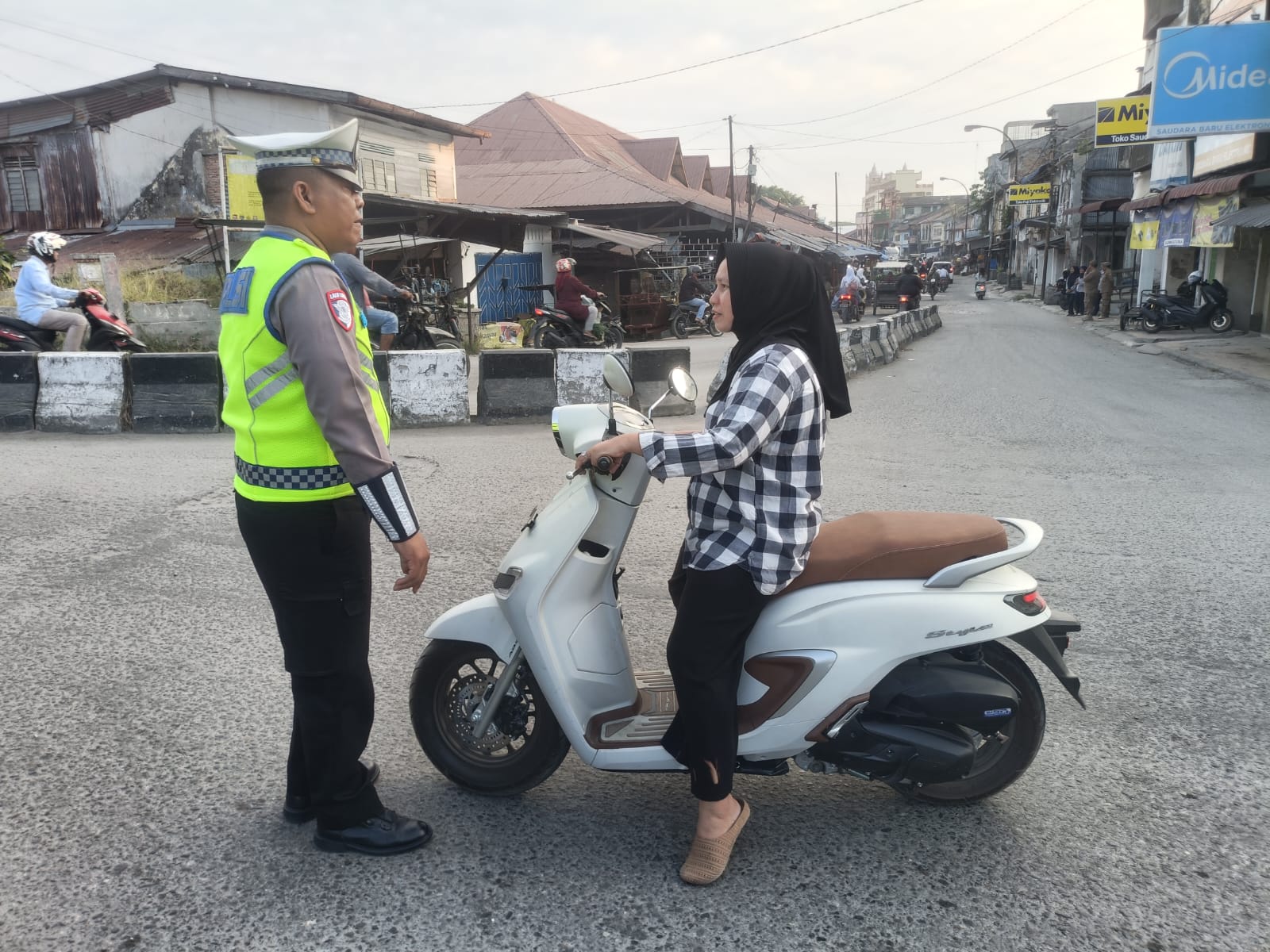 Polantas Menyapa, Sat Lantas Polres Tanjungbalai Ingatkan Pengendara Pentingnya Pakai Helm
