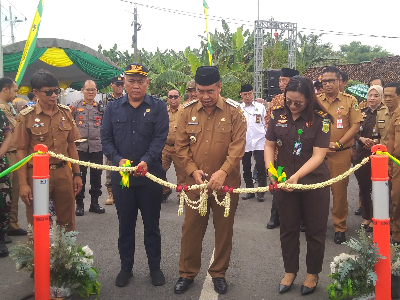 Bupati Madiun,Ketua DPRD Kab.Madiun, Bersama Jajaran OPD Resmikan Jembatan Klumutan