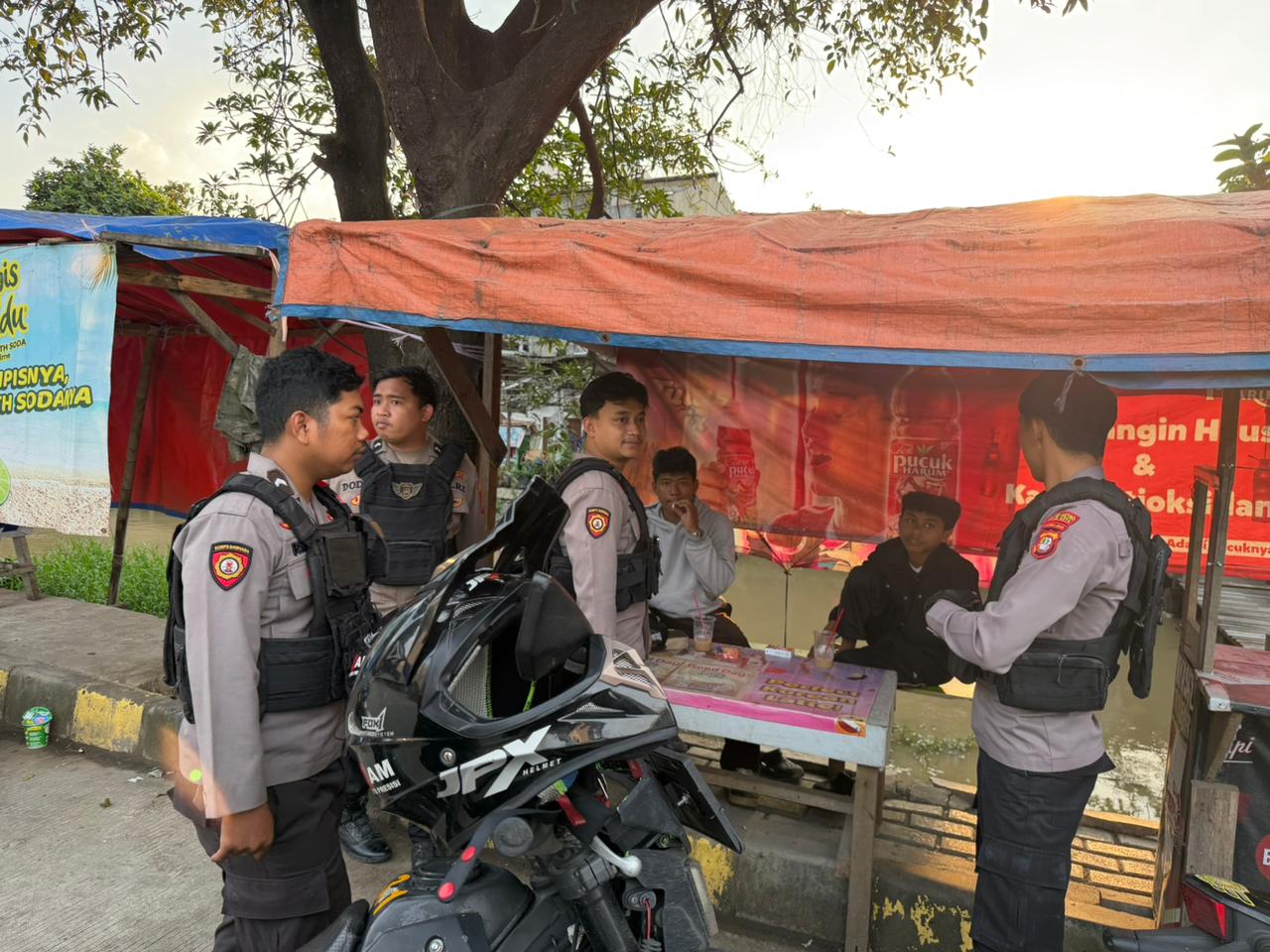 Dekatkan Diri Dengan Masyarakat, Tim Perintis Presisi Polres Metro Bekasi Kota Gelar Patroli Dialogis Jalan Kaki