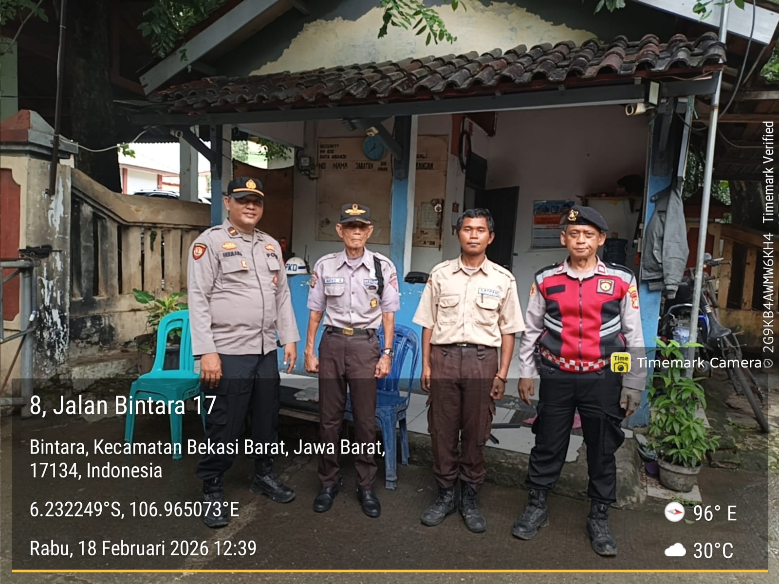 Patroli Jalan Kaki Polsek Bekasi Barat Memberikan Rasa Aman Masyarakat