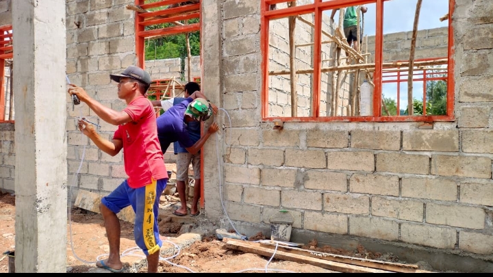 Gotong Royong Tanpa Batas, Satgas TMMD Kodim 1618/TTU dan Warga Genjot Cor Tiang RKB di Perbatasan Kefamenanu