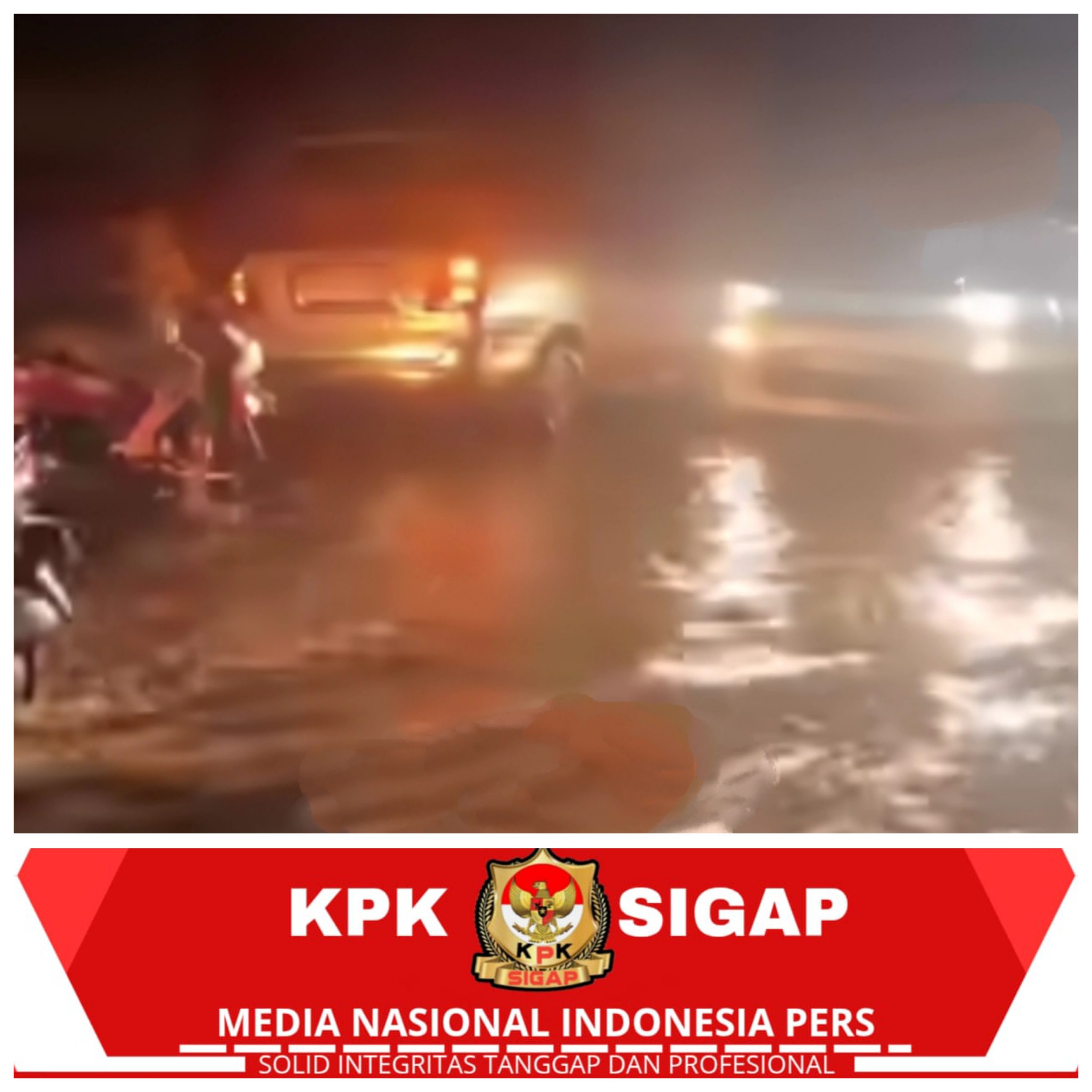 Akses Jalan Raya Blokagung Lumpuh Akibat Banjir Luapan Malam Ini