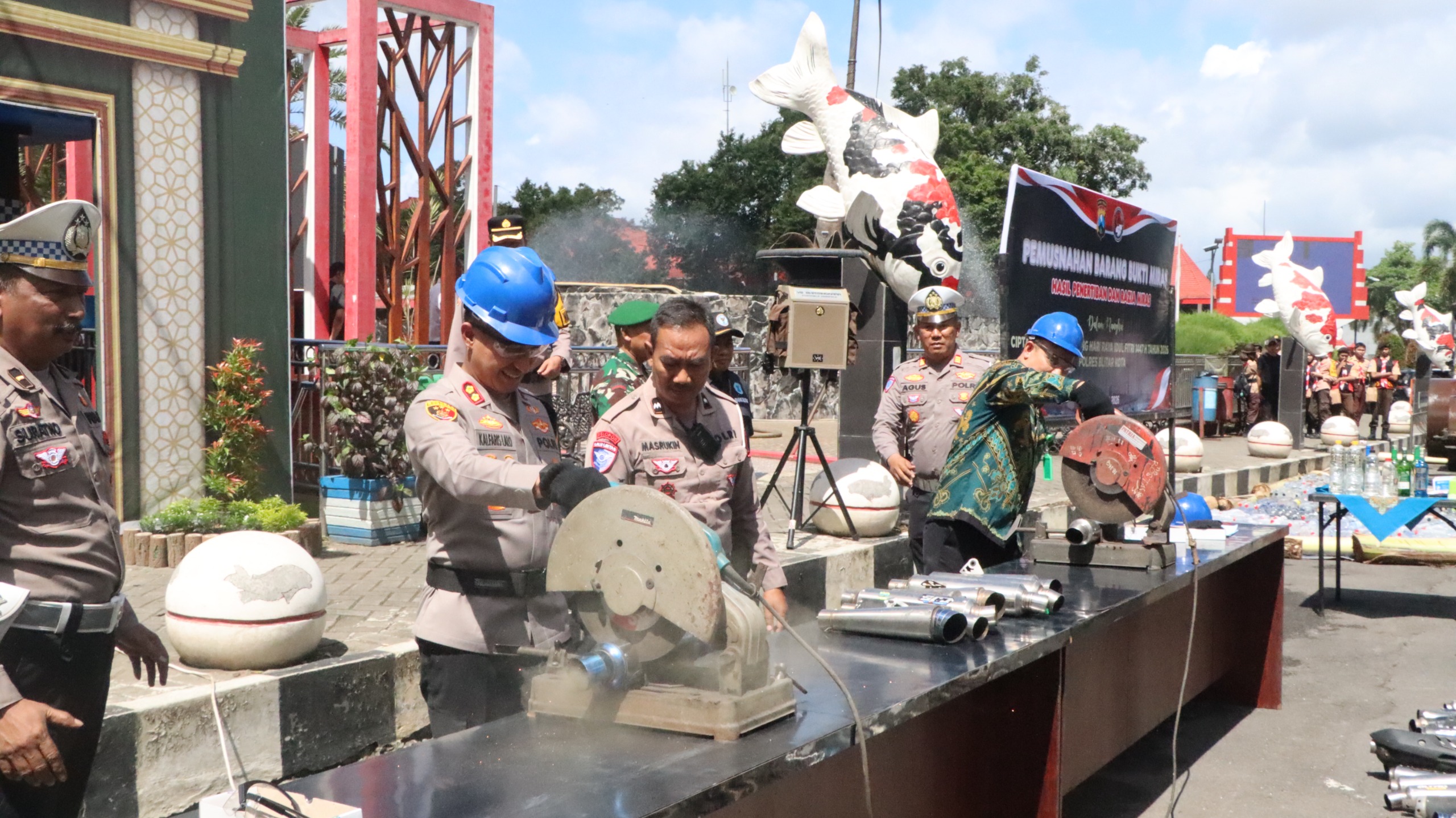 Komiten Jaga Kamtibmas, Polres Blitar Kota Musnahkan 2.000 Botol Miras dan 165 Knalpot Brong