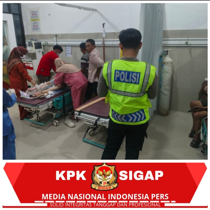 Gagal Mendahului Truk, Mobil Tabrak Motor di Wongsorejo: Dua Pelajar Luka Parah
