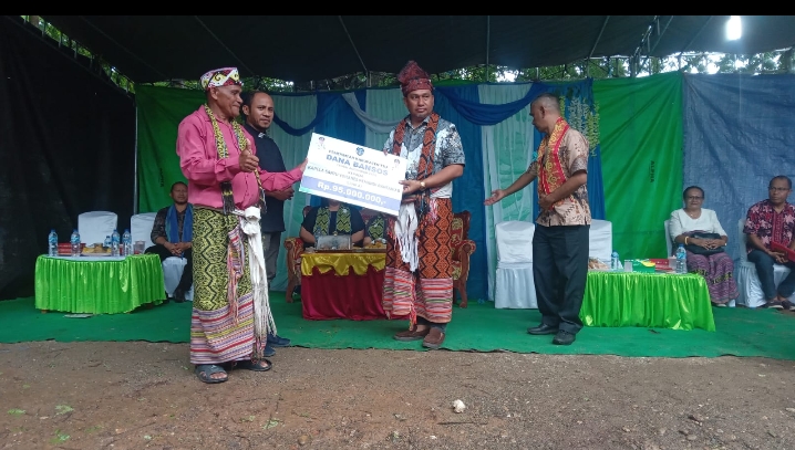 Pemkab TTU Serahkan Bantuan Rp 95 Juta untuk Pembangunan Kapela St Yohanes Pemandi Banfanu