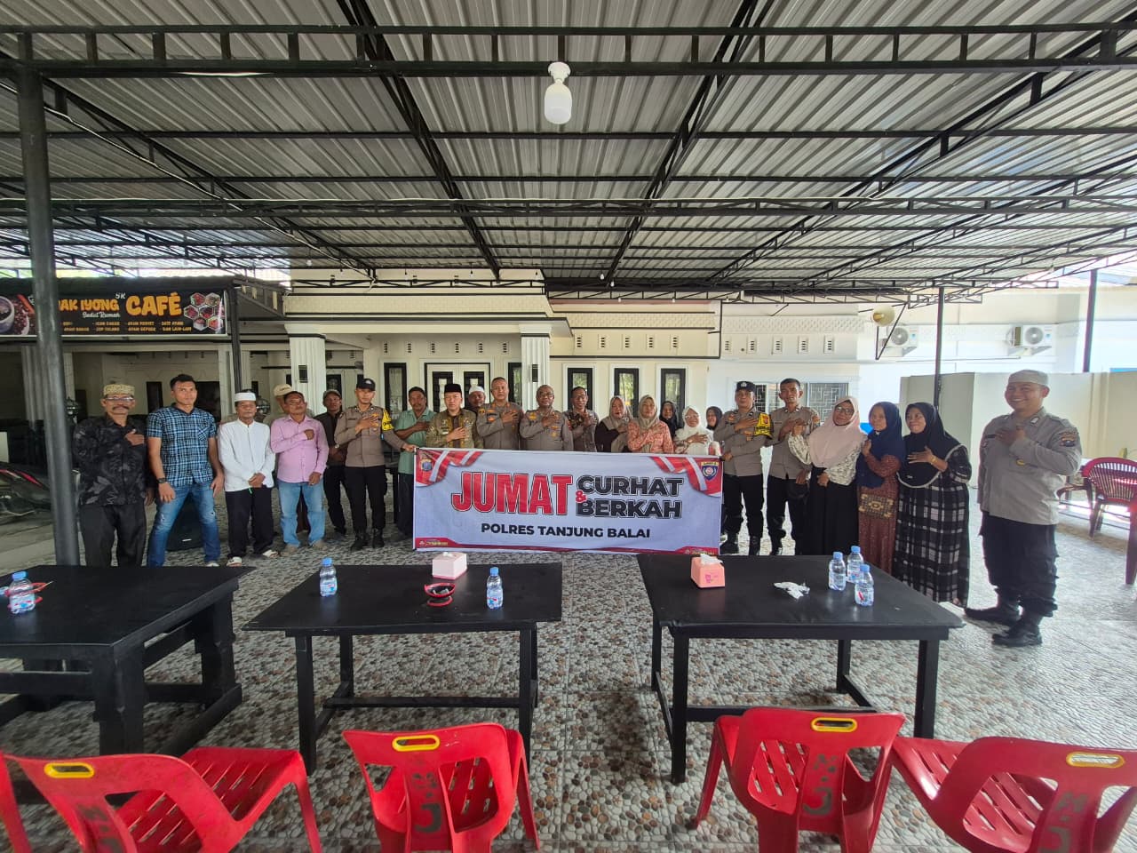 Dekatkan Diri ke Warga, Polsek Teluk Nibung Gelar “Jumat Curhat” di Warung Kopi