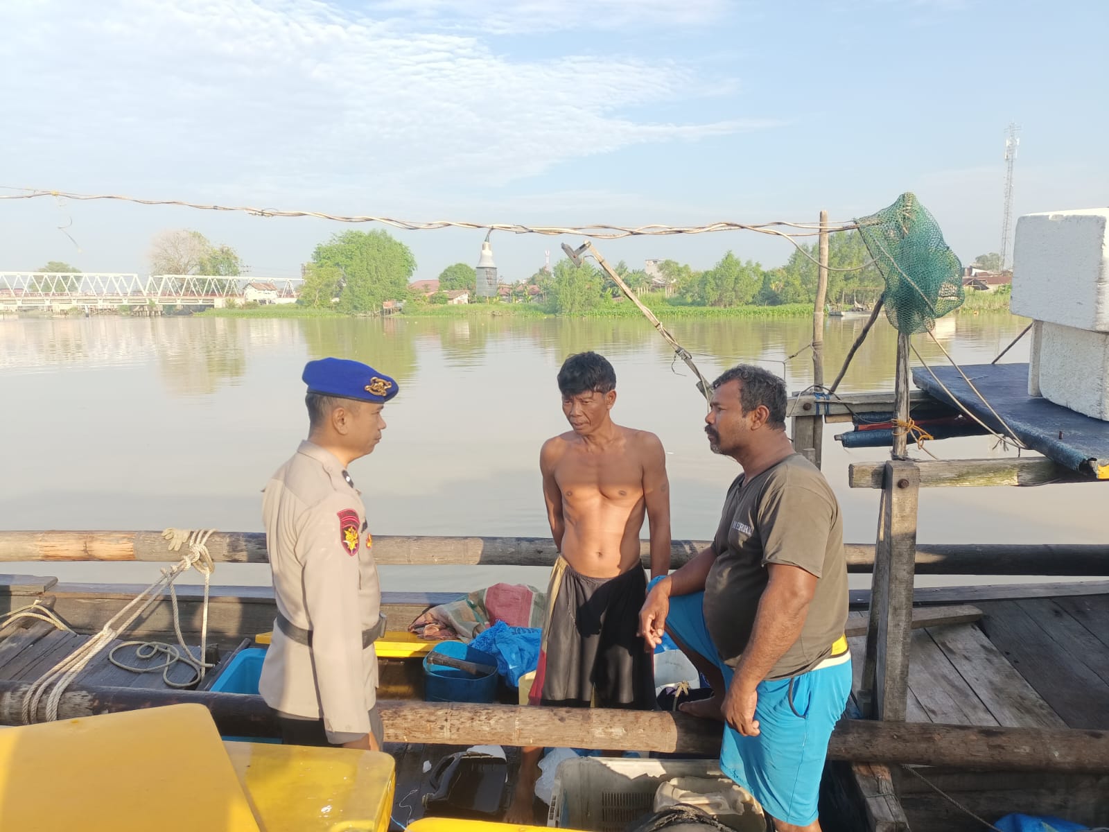 Sat Polairud Polres Tanjung Balai Sambangi Nelayan, Ingatkan Cuaca Buruk Hingga Bahaya Barang Ilegal