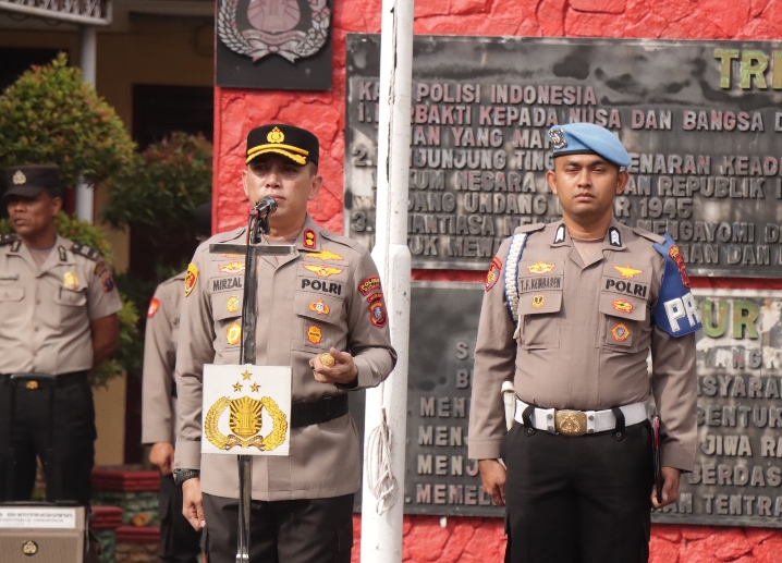 Polres Binjai Lepas Personil Yang Purnabakti Dengan Tradisi Kepolisian.