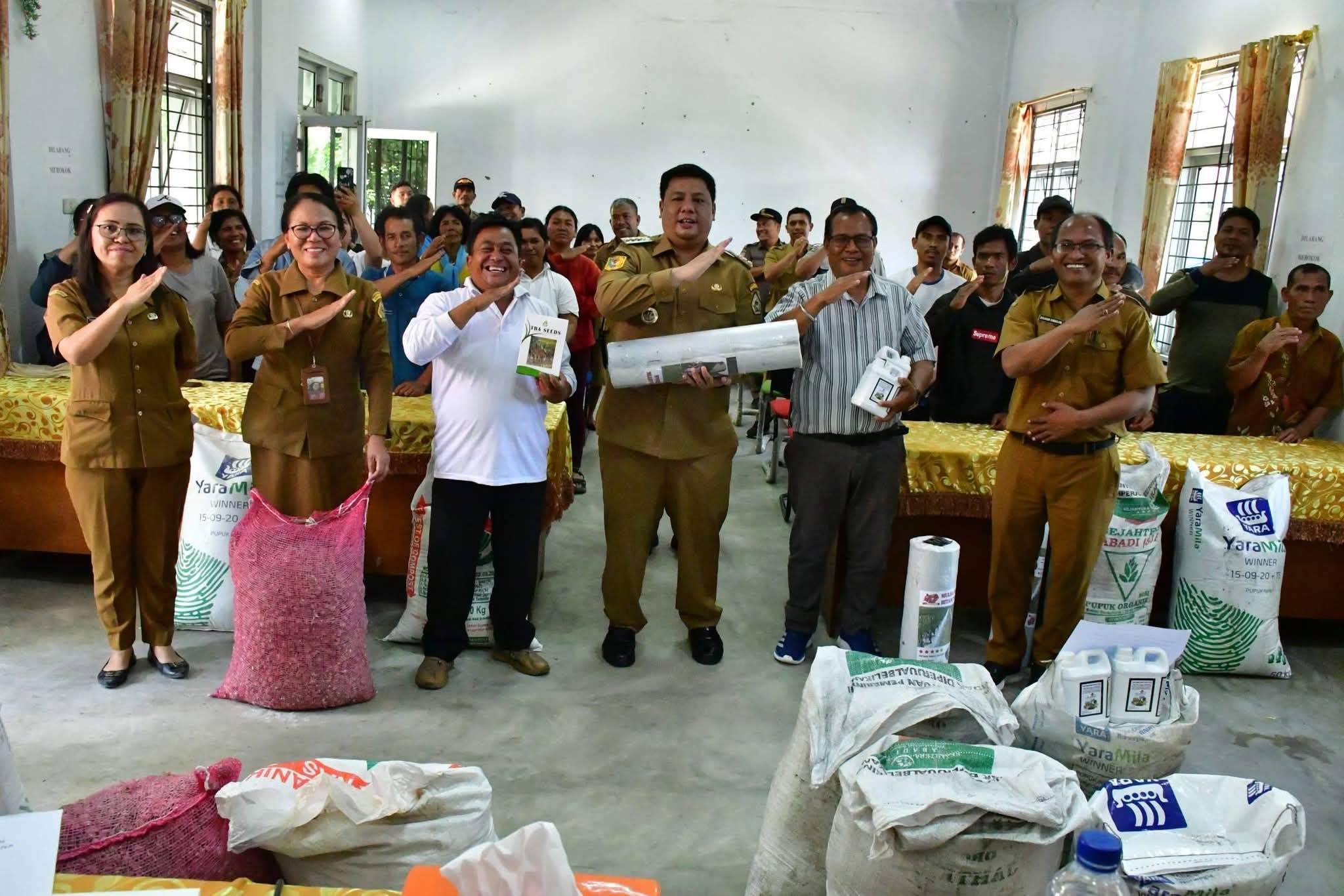 Hasil Kolaborasi Sumut Berkah, Bupati Samosir Serahkan Bantuan Bibit Pengembangan Cabai dan Bawang Merah 