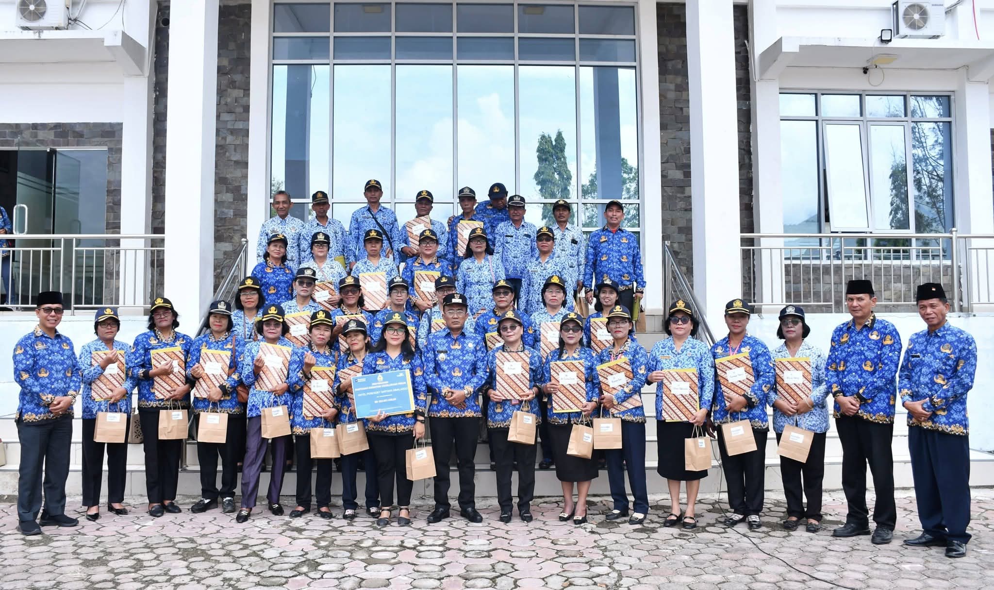 Wabup Samosir Serahkan SK Pensiun 40 PNS, Tekankan Pengabdian dan Kekompakan ASN