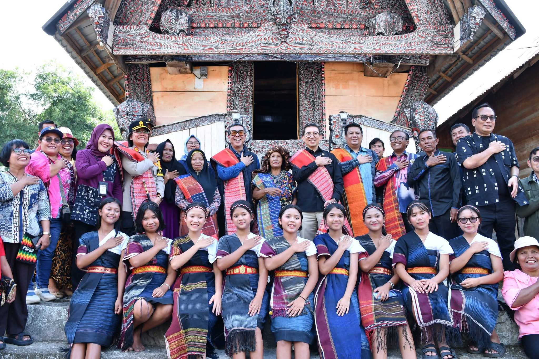 Menteri Kebudayaan Kunjungi Samosir, Bupati Sambut di Cagar Budaya Huta Simarmata